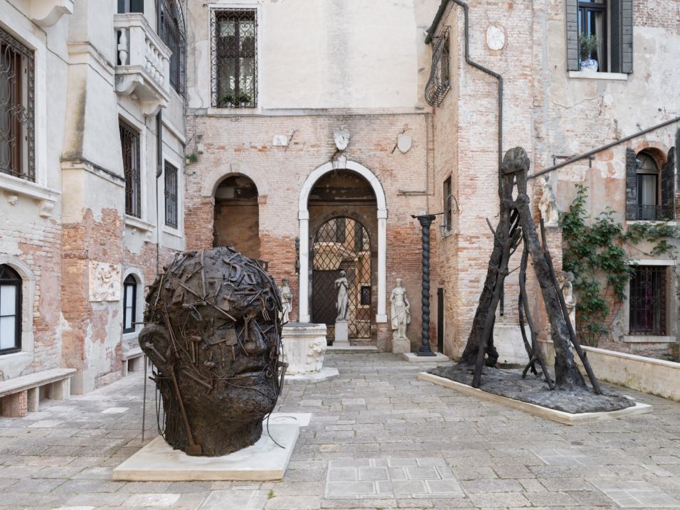 DOG ON THE FORGE – Venise