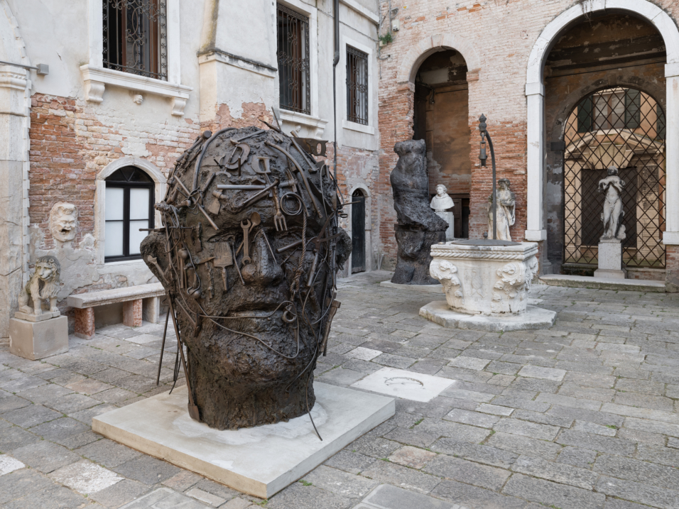 DOG ON THE FORGE – Venise