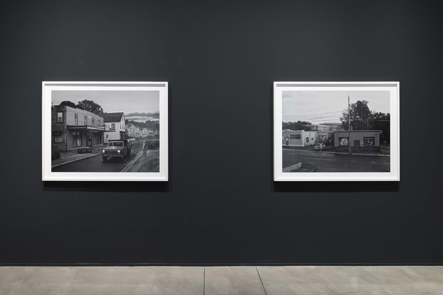 Vue de l'exposition Eveningside, avec plusieurs œuvres de Gregory Crewdson.