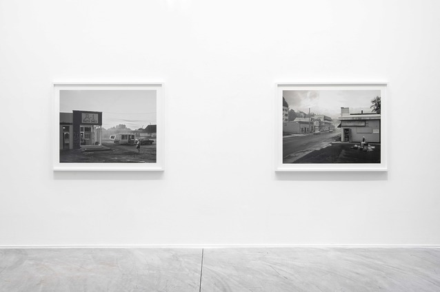 Vue de l'exposition Eveningside, avec plusieurs œuvres de Gregory Crewdson.